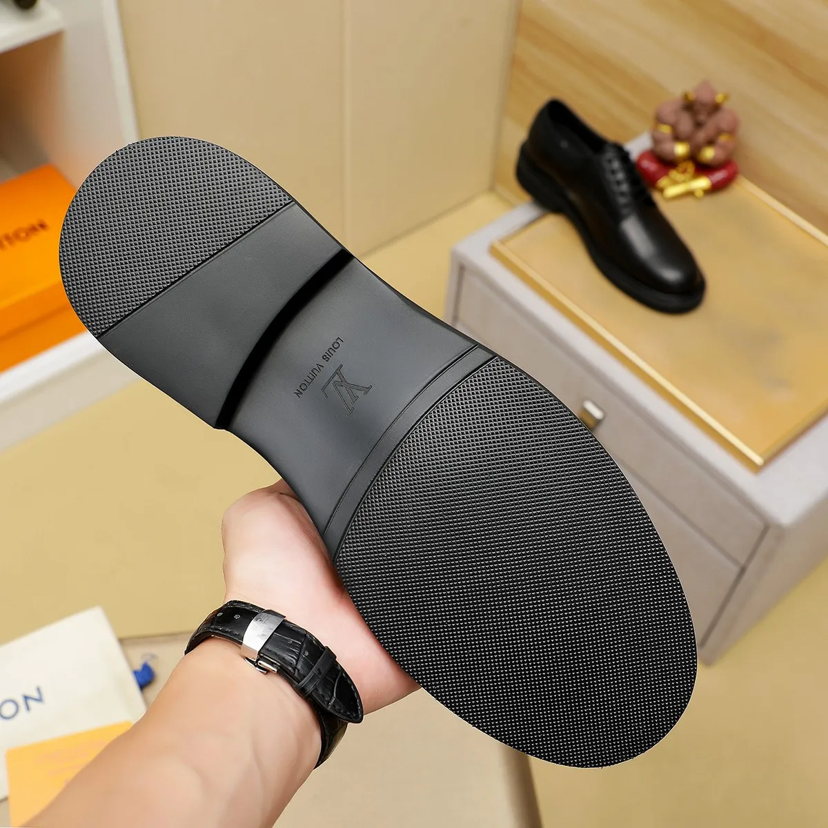 Men's shoes 💰 660 💰 Louis Vuitton LV ® 🆕 model 🔛Full shoe counter, first layer cowhide, 🐂leather lining casual shoes for men, super soft outsole, essential for driving. Counter synchronization, original first layer cowhide, completely 1:1 mold customization🌹top version, color optional! Number: 39-44 (customized at 38.45)